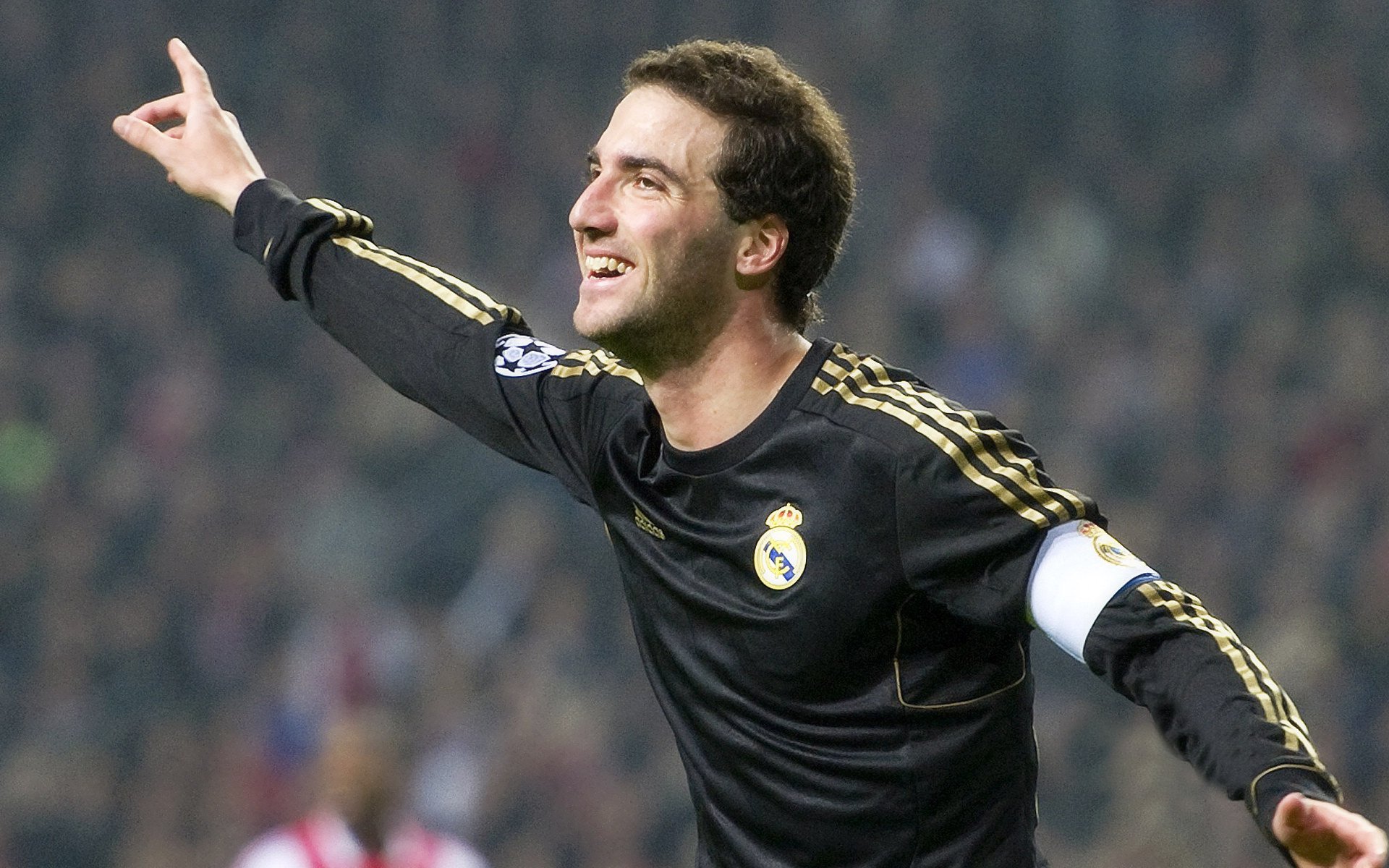 远射“天外飞仙”:那些令人震惊的欧冠长距离射门,欧洲杯中场远射